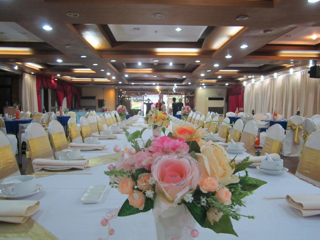 Lopburi Inn Hotel Buitenkant foto