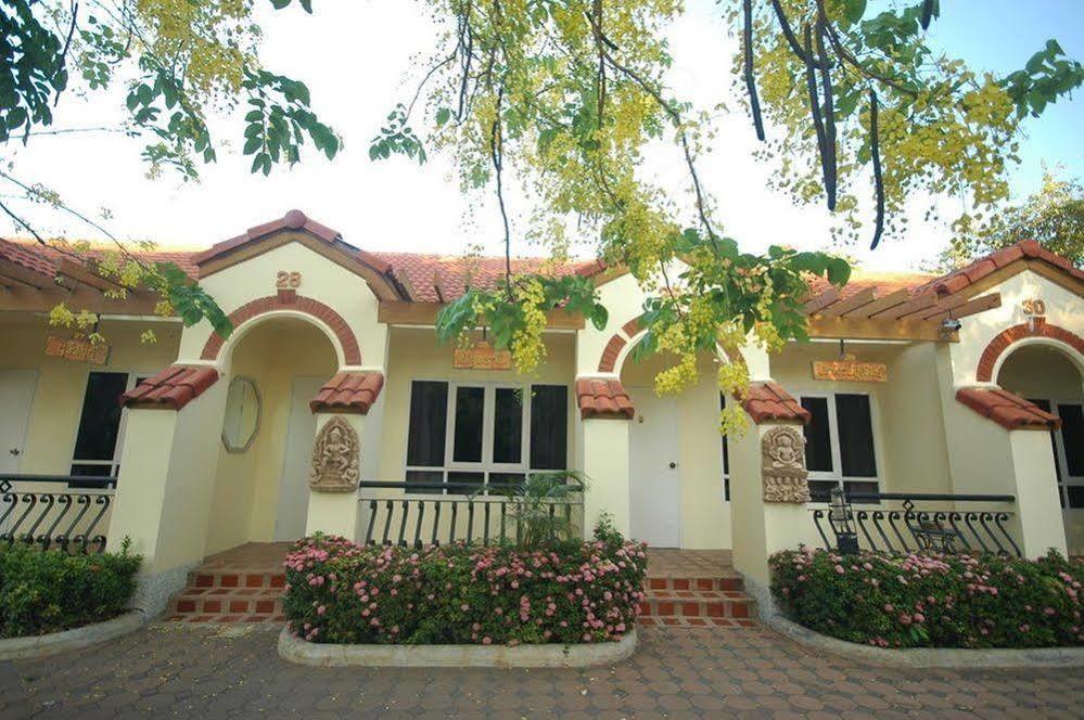 Lopburi Inn Hotel Buitenkant foto