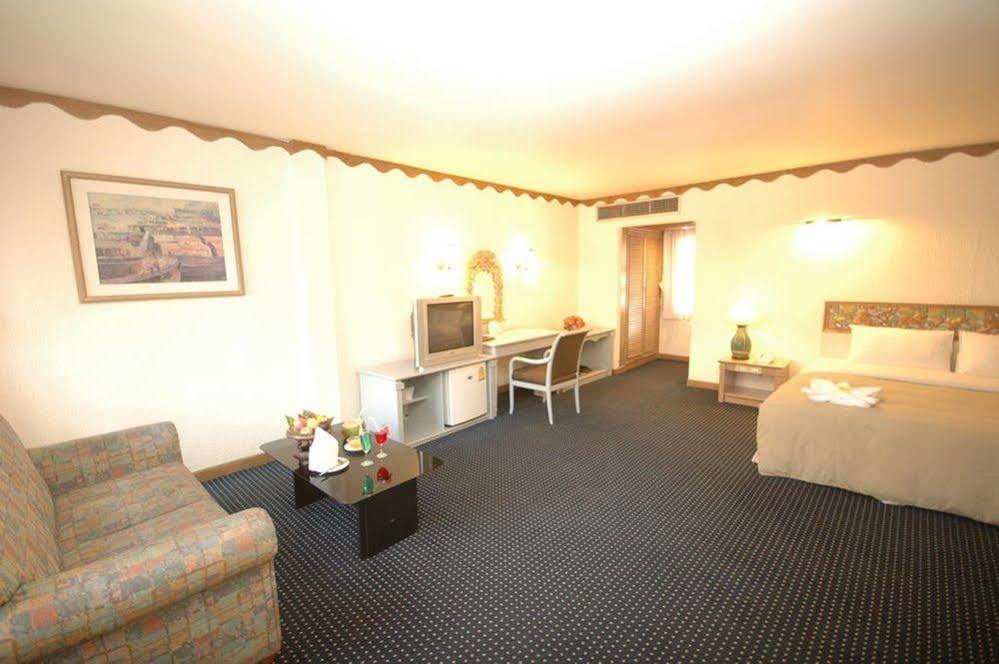 Lopburi Inn Hotel Buitenkant foto
